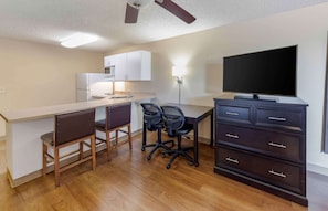 Desk, iron/ironing board, free WiFi, bed sheets - Extended Stay America Suites Los Angeles Arcadia (Arcadia)