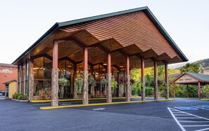 Exterior - River Terrace Resort & Convention Center (Gatlinburg)