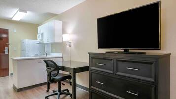 Monolocale, 1 letto queen, non fumatori | Una scrivania, Wi-Fi gratuito