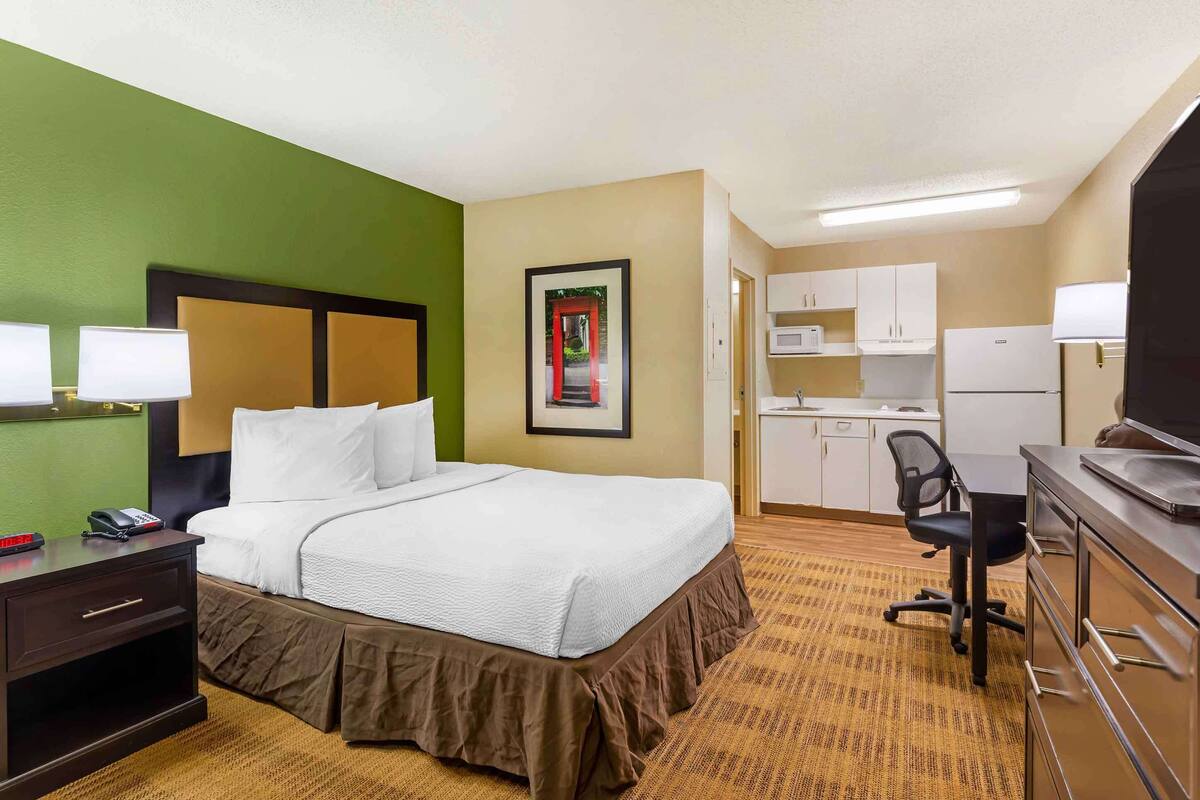 Studio Suite, 1 Tempat Tidur Queen, Bebas Asap Rokok, dapur | Meja kerja, ruang kerja ramah laptop, dan tirai kedap cahaya