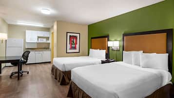 Studio Suite, 2 giường đôi, không hút thuốc, bếp | Bàn, khu vực làm việc phù hợp cho laptop, màn/rèm cản sáng