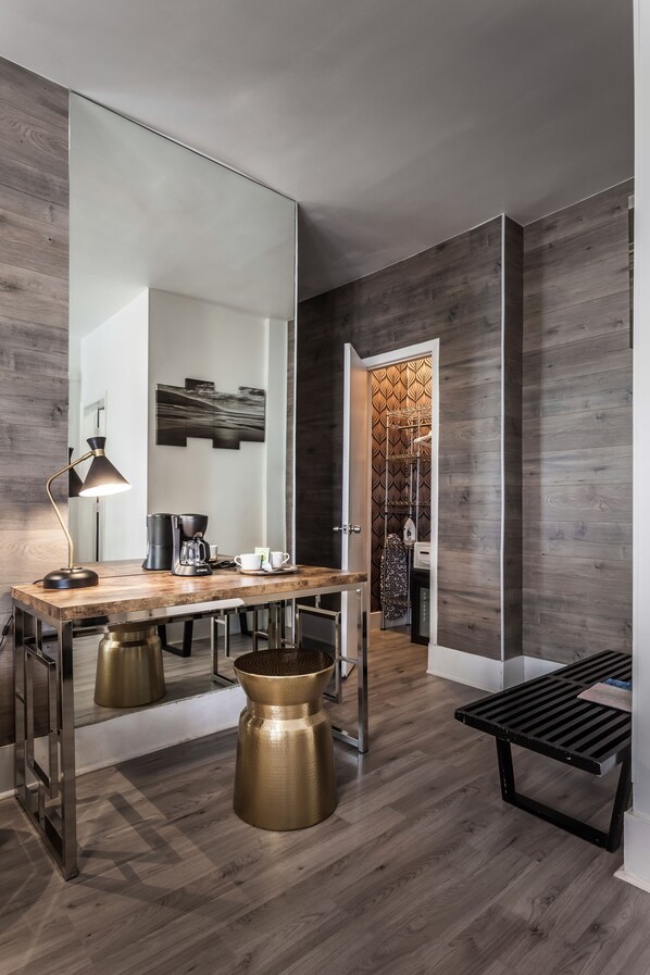 Huone, 1 suuri parisänky | Untuvapeitot, työpöytä, pimennysverhot, silitysrauta/-lauta