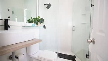 Quarto solteiro premium, 1 cama King | Banheiro | Chuveiro, produtos de toalete grátis, secador de cabelo