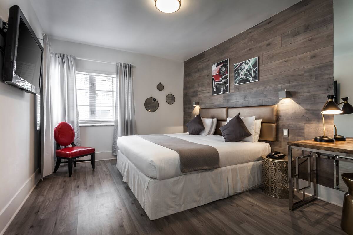 Room, 1 King Bed | Down duvets, desk, blackout curtains, iron/ironing board