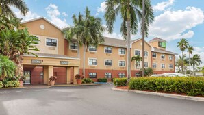 Un hôtel doté d’un hall d’entrée, portant le numéro 1200, et d’une enseigne Holiday Inn Express.