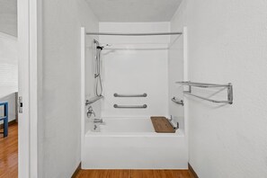 Escritorio y ropa de cama
