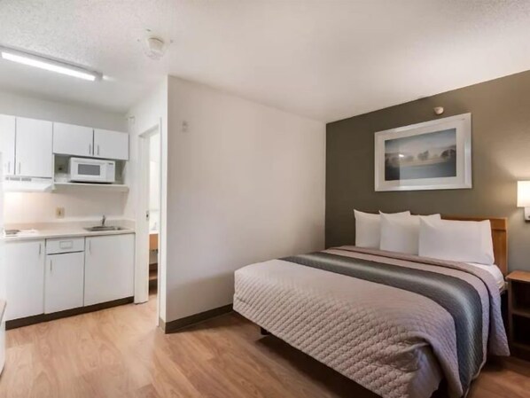 Desk, bed sheets - Birch Hill Suites Kansas City – Independence (Independence)