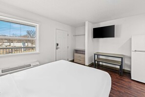 Desk, bed sheets - Birch Hill Suites Kansas City – Independence (Independence)