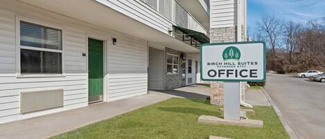 Un edificio con un cartel que dice 'Bird Hill Suites Office'.