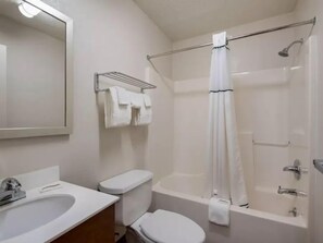 Combined shower/bathtub, towels