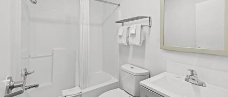 Un baño moderno con bañera, inodoro y lavamanos.