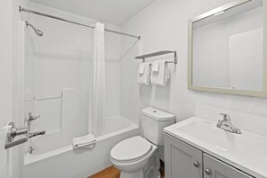 Combined shower/tub, towels