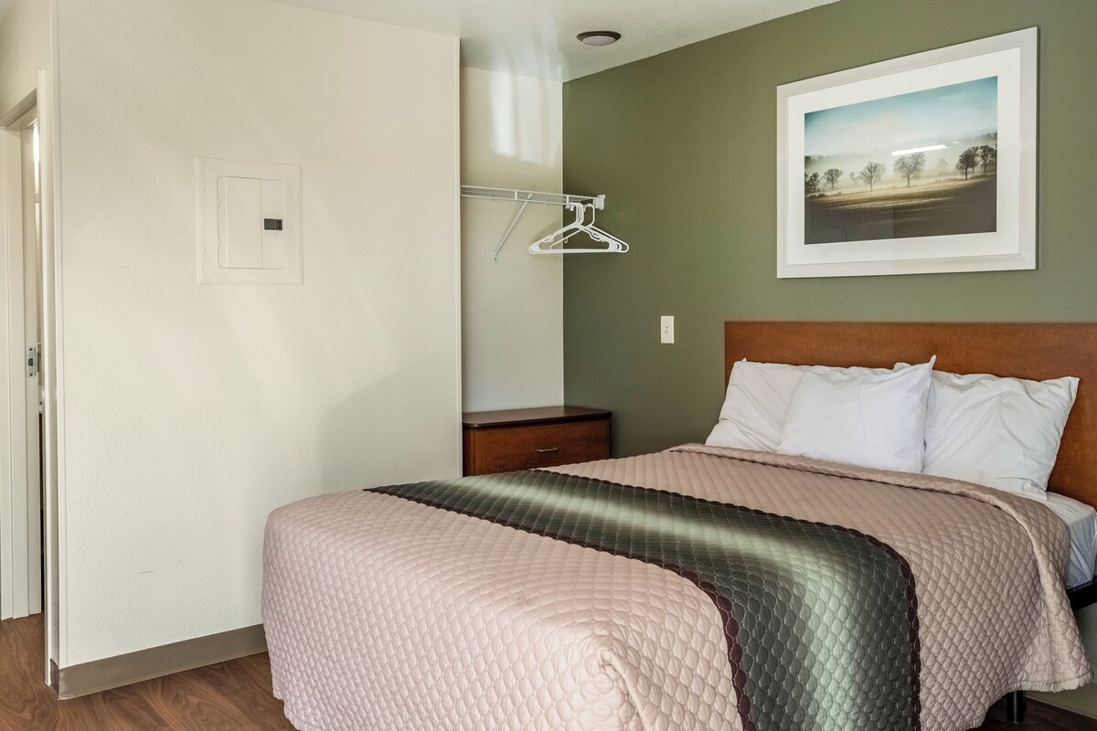 WiFi (free), bed sheets