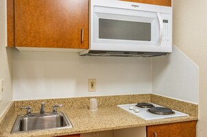 Refrigerador, microondas, placa de cocina