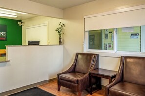 Lobby - HomeTowne Studios By Red Roof Eugene - Springfield (Springfield)