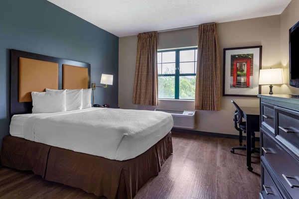 Desk, iron/ironing board, WiFi (free), bed sheets