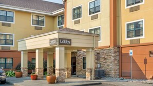 Entrada de hotel con un letrero que dice 'Lobby', número 2820, y un área de estacionamiento con señal de estacionamiento para discapacitados.