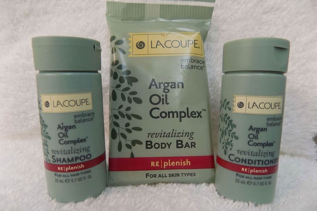 Bathroom amenities | Combined shower/tub, free toiletries, hair dryer, towels
