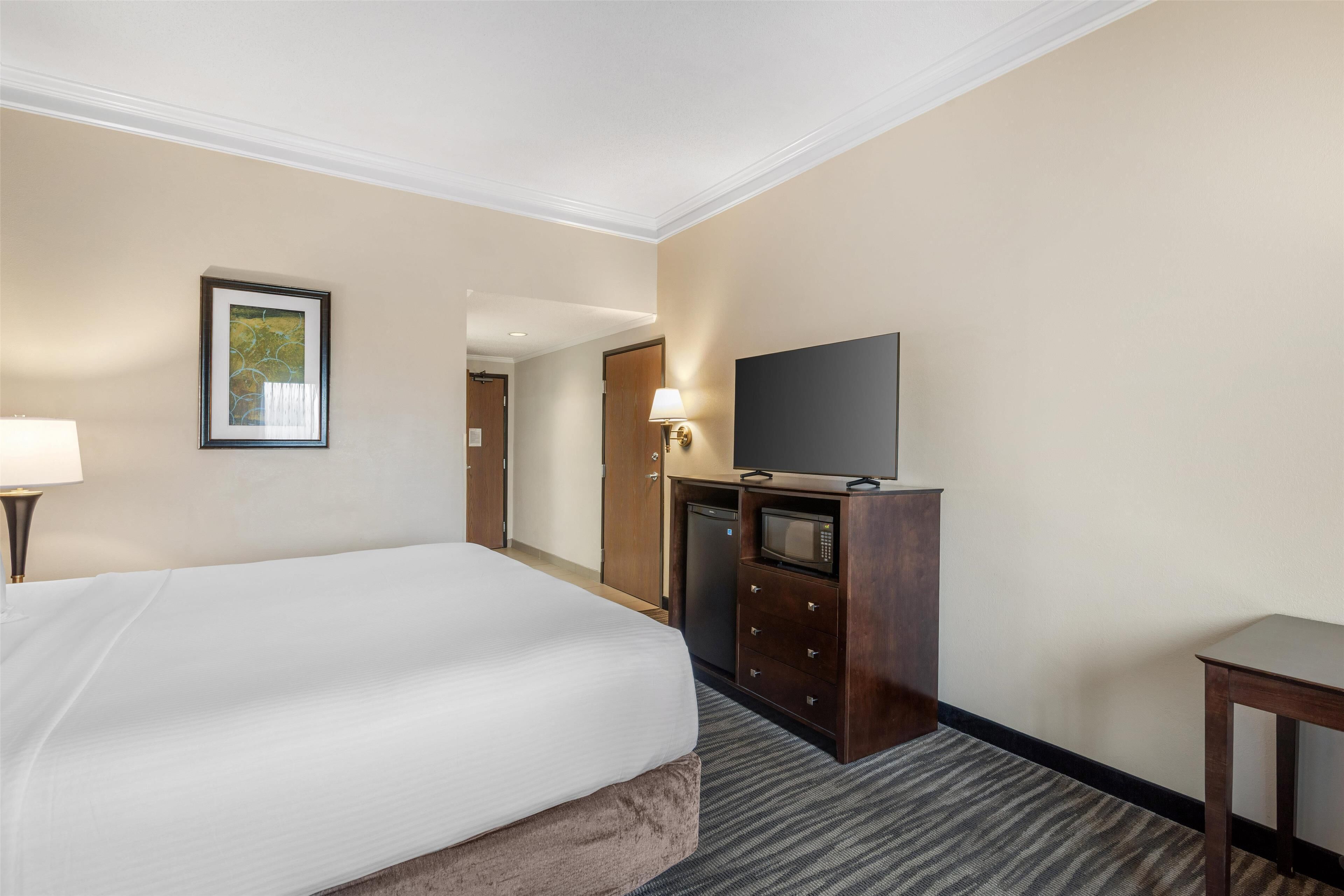 standard room, 1 king bed, accessible, refrigerator & microwave | premium bedding, in-room safe, blackout curtains, iron/ironing board