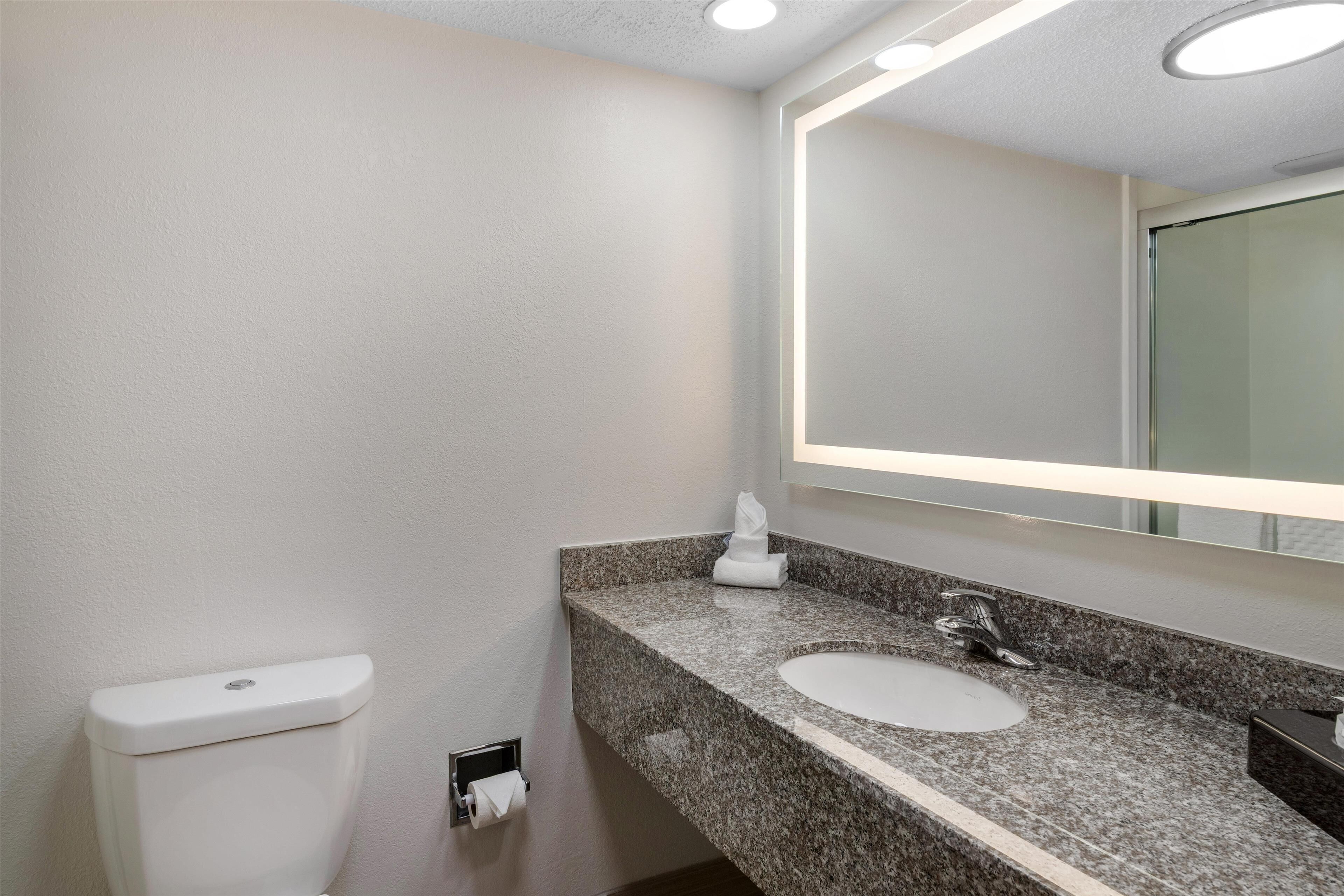 standard room, 1 king bed, non smoking, refrigerator & microwave | bathroom | combined shower/bathtub, free toiletries, hair dryer, towels