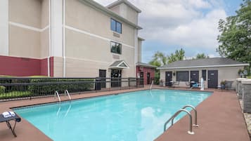 Outdoor pool, pool loungers