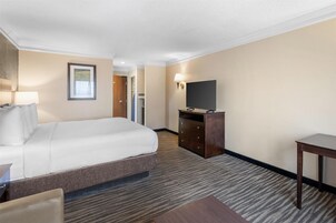 Standard Room, 1 King Bed, Non Smoking, Microwave | Premium bedding, in-room safe, blackout drapes, iron/ironing board