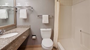 Duschwanne, kostenlose Toilettenartikel, Haartrockner, Handtücher