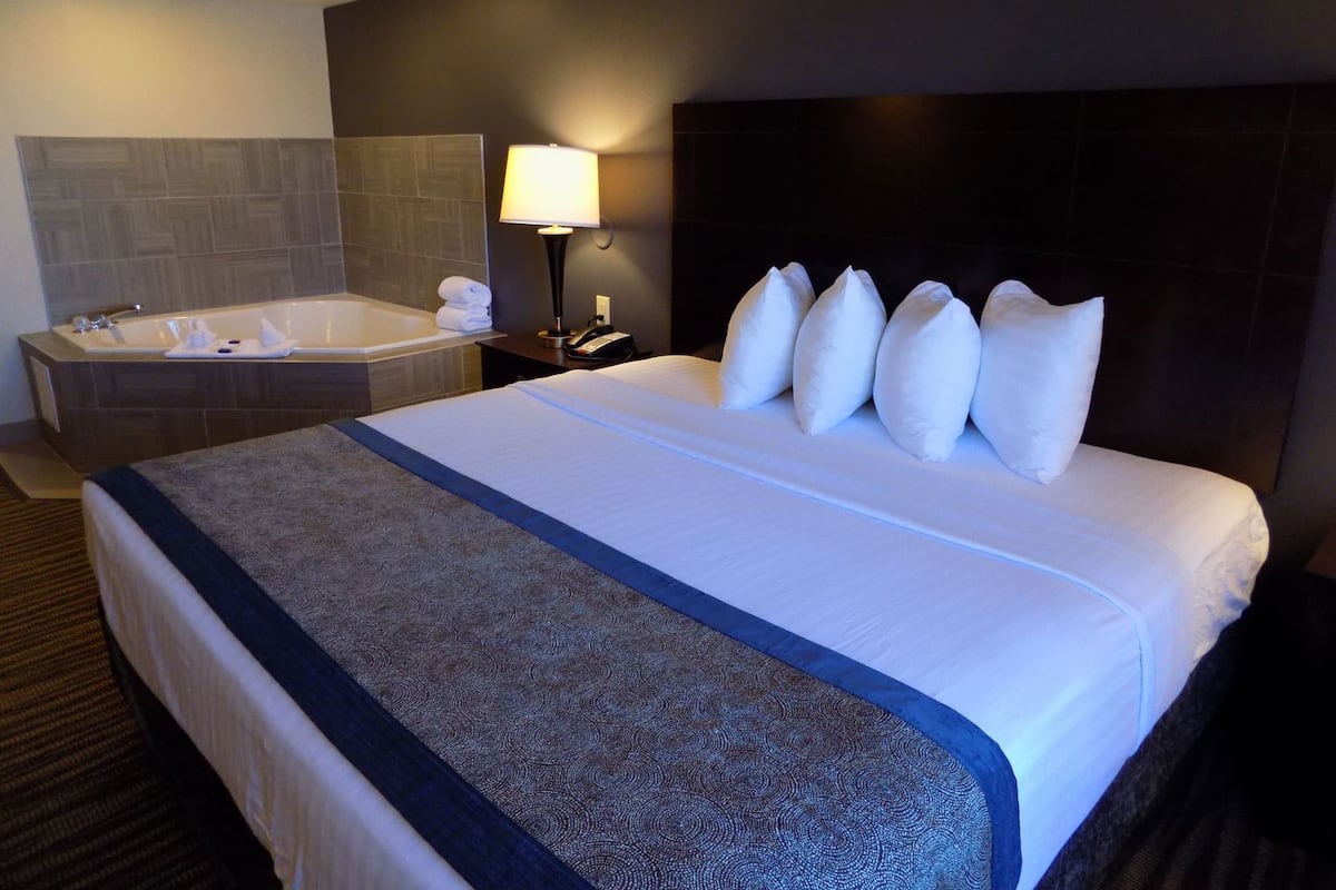 Premium bedding, in-room safe, blackout drapes, iron/ironing board