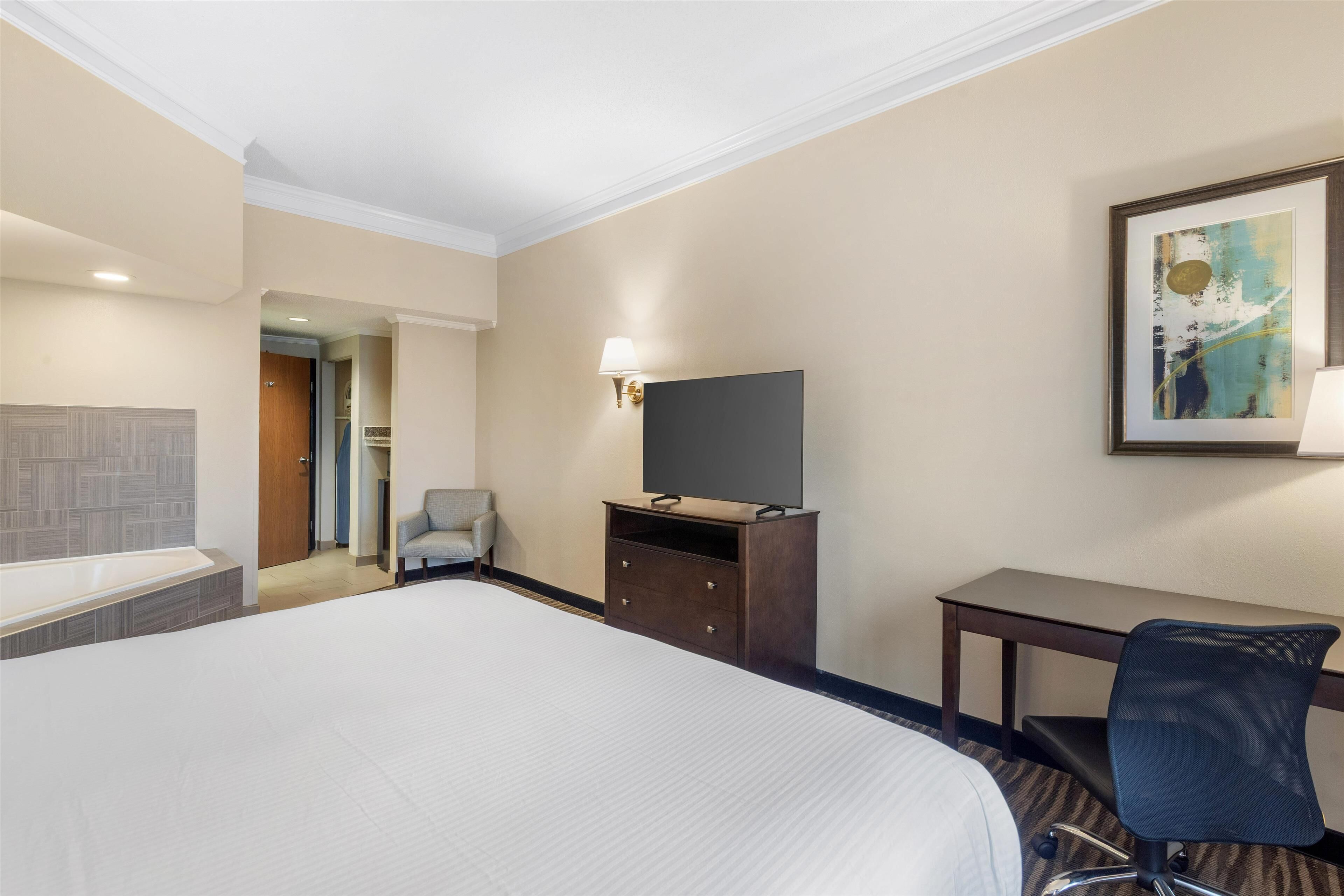 suite, 1 king bed, non smoking, jetted tub | premium bedding, in-room safe, blackout curtains, iron/ironing board