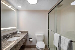 Habitación estándar, 2 camas de matrimonio, no fumadores, microondas | Baño | Ducha y bañera combinadas y artículos de higiene personal gratuitos