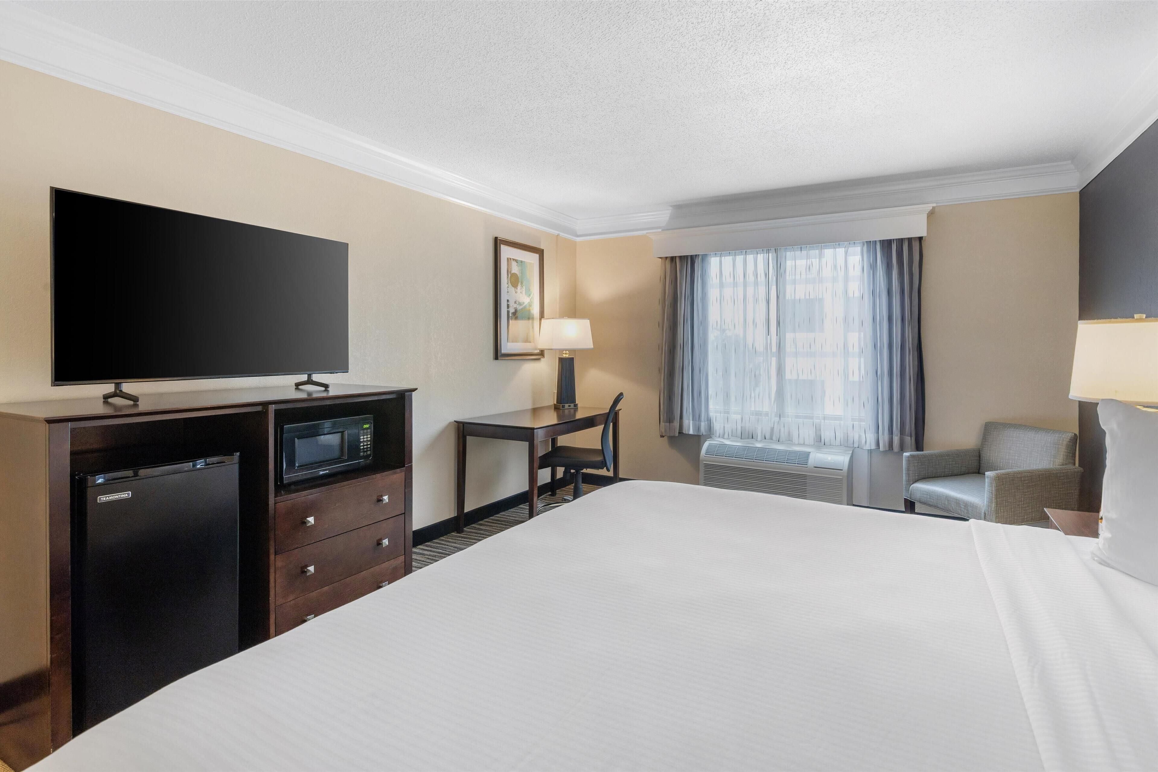 standard room, 1 king bed, accessible, refrigerator & microwave | premium bedding, in-room safe, blackout curtains, iron/ironing board