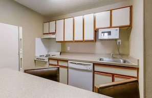 Deluxe Studio, Multiple Beds, Non Smoking | Private kitchen | Fridge, microwave, oven, stovetop