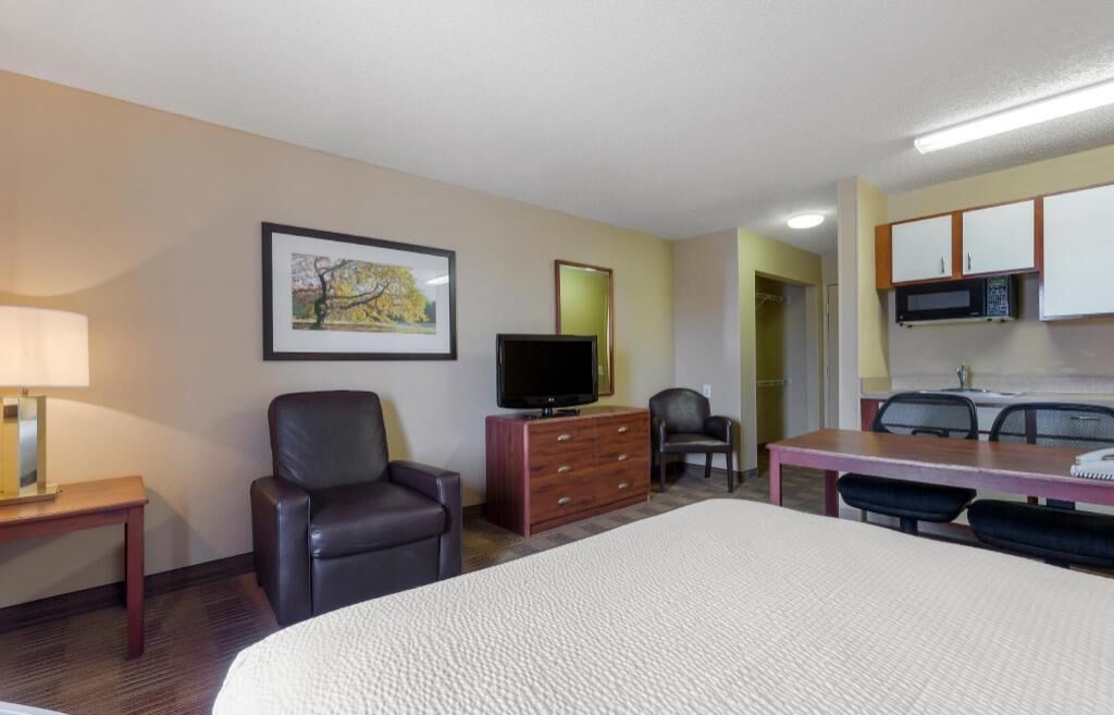 Desk, laptop workspace, iron/ironing board, free WiFi
