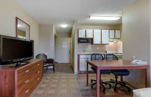 Studio, 1 Queen Bed, Non Smoking | Private kitchen | Fridge, microwave, oven, stovetop