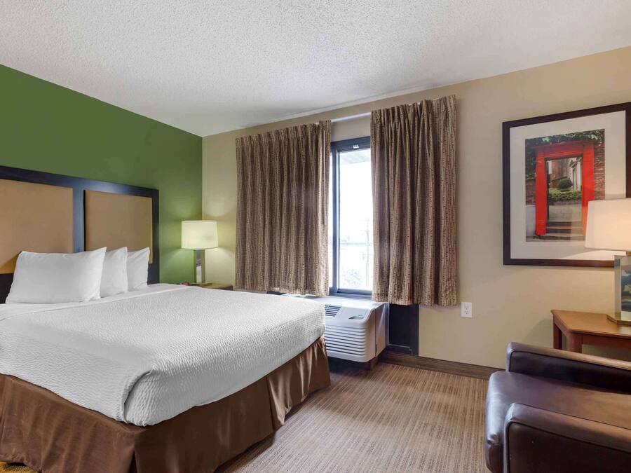 Desk, laptop workspace, iron/ironing board, free WiFi