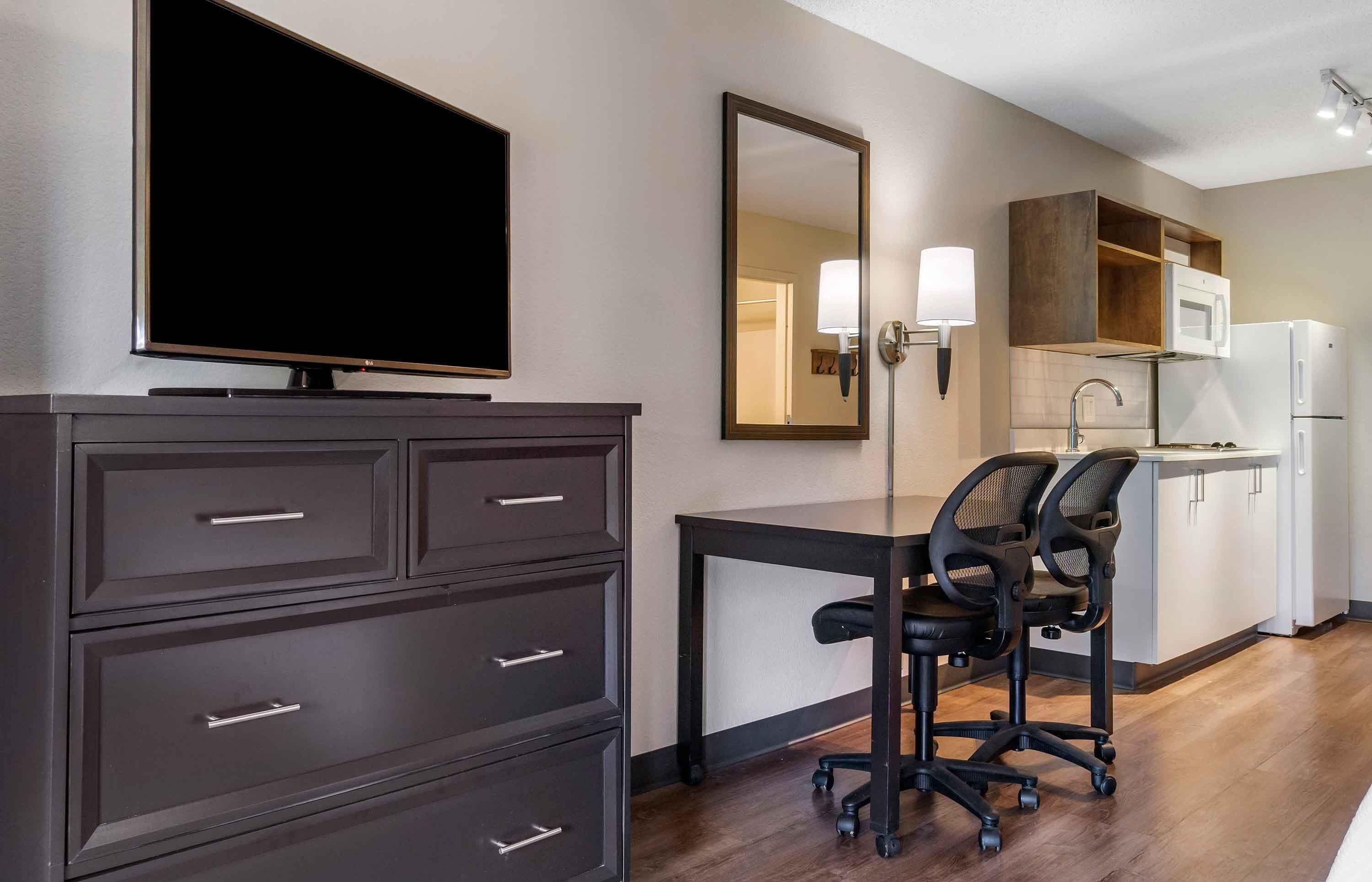 Studio, 1 King Bed, Non Smoking | Desk, iron/ironing board, free WiFi