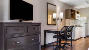 Studio, 1 King Bed, Non Smoking | Desk, iron/ironing board, free WiFi