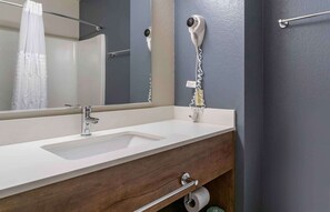 Ensemble baignoire-douche, articles de toilette (gratuits)