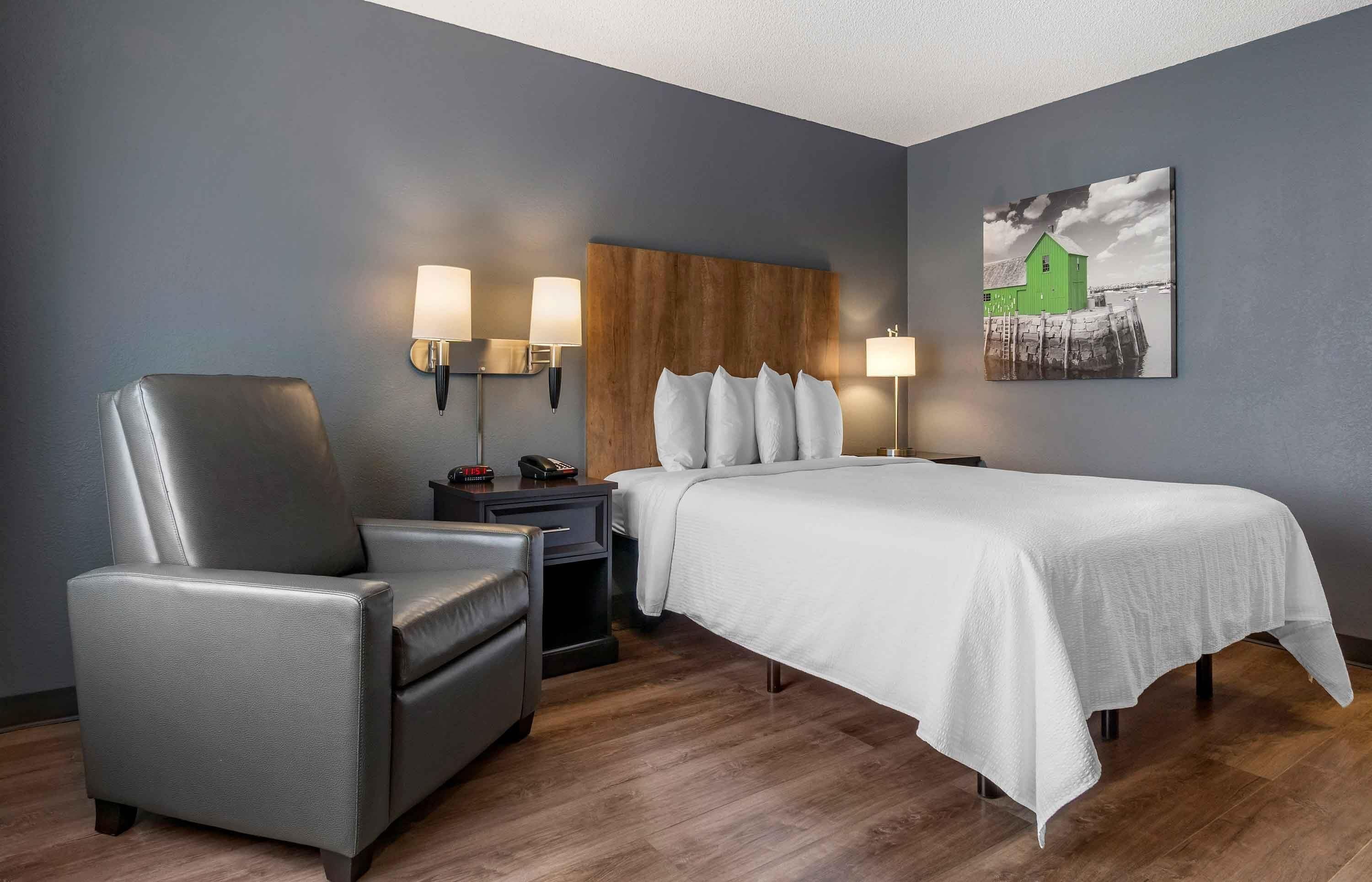 Studio, 1 Queen Bed, Accessible, Non Smoking | Desk, iron/ironing board, free WiFi
