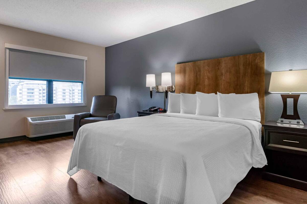 Studio, 1 Queen Bed, Non Smoking | Desk, iron/ironing board, WiFi (free)