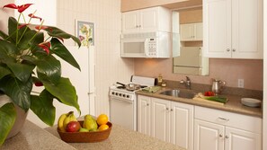 Premier Studio, Mountain View | Private kitchen | Full-sized fridge, microwave, oven, stovetop