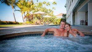 Outdoor spa tub - Lahaina Shores (Lahaina)