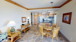 Living room - Lahaina Shores (Lahaina)