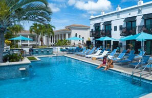 Piscine extérieure, parasols de plage, chaises longues