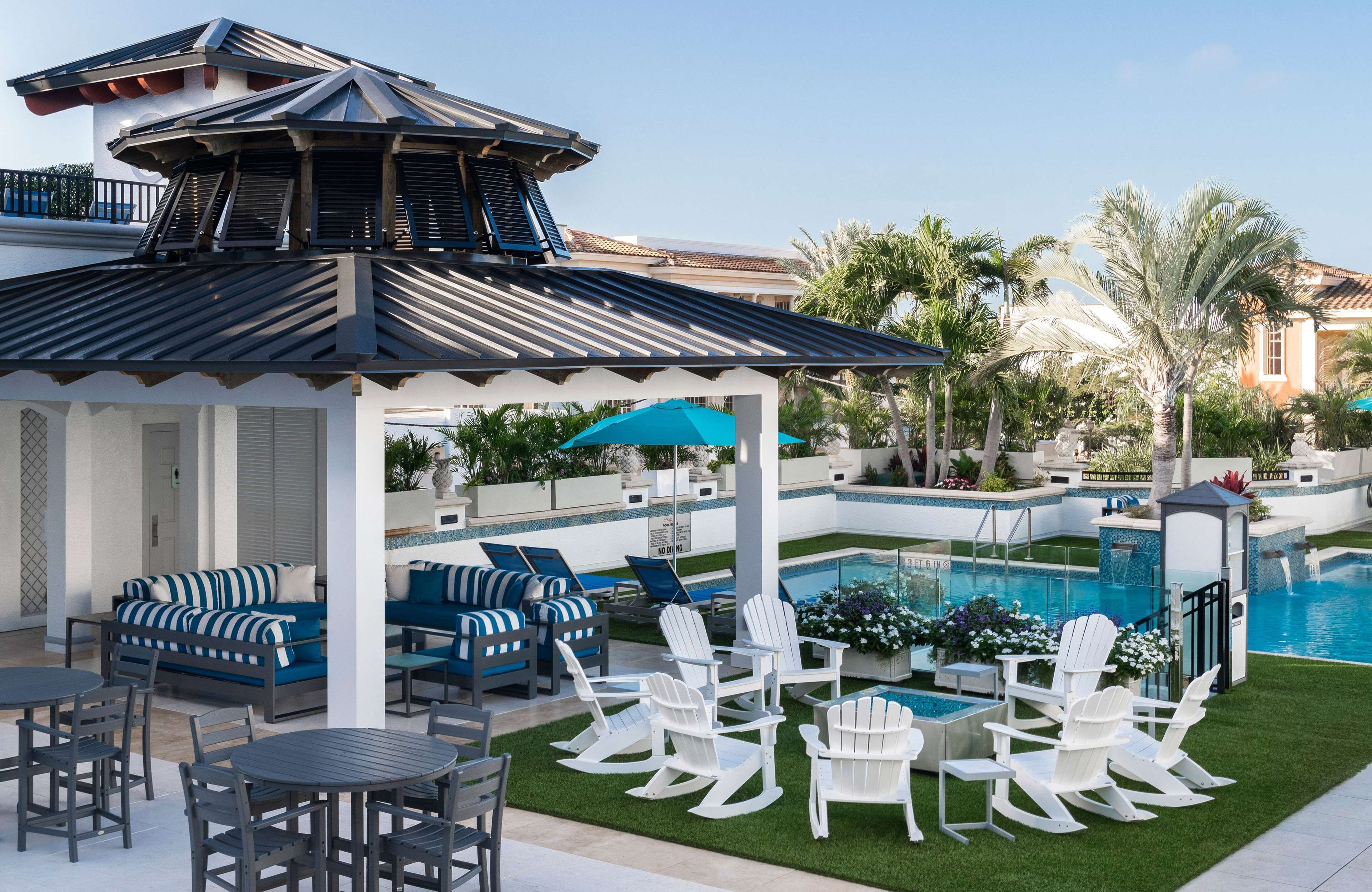 Alberca al aire libre, sombrillas en la alberca y camastros 