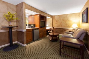 Studio Suite, 1 King Bed, Non Smoking | In-room safe, blackout drapes, iron/ironing board