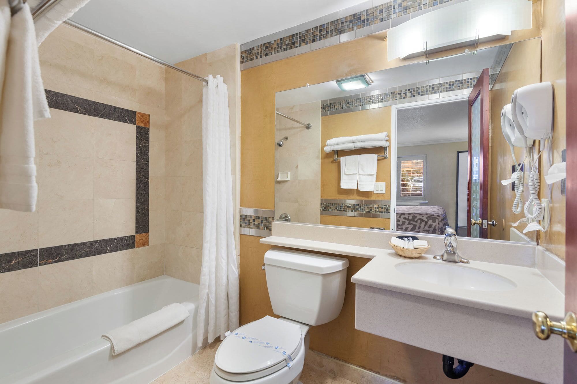 Chambre | Salle de bain | Ensemble douche/baignoire, articles de toilette gratuits, sèche-cheveux