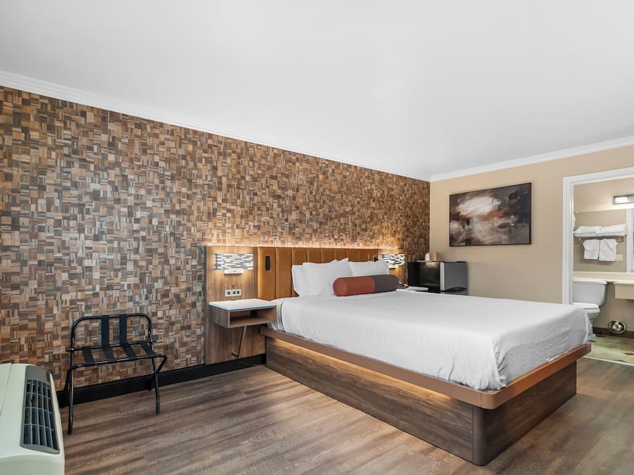Quarto luxo, 1 cama King | Escrivaninha, ferros/tábuas de passar roupa, Wi-Fi de cortesia