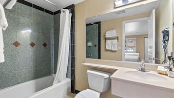 Queen Room | Bathroom | Combined shower/bathtub, free toiletries, hair dryer, towels