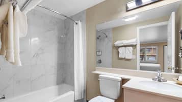 ルーム | バスルーム | シャワー付き浴槽、バスアメニティ (無料)、ヘアドライヤー、タオル